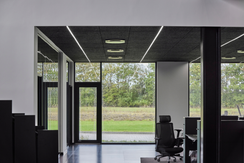 Loftmonterede ventilationsarmaturer sikrer luftfordeling hos Flexi-Riste A/S i Vildbjerg