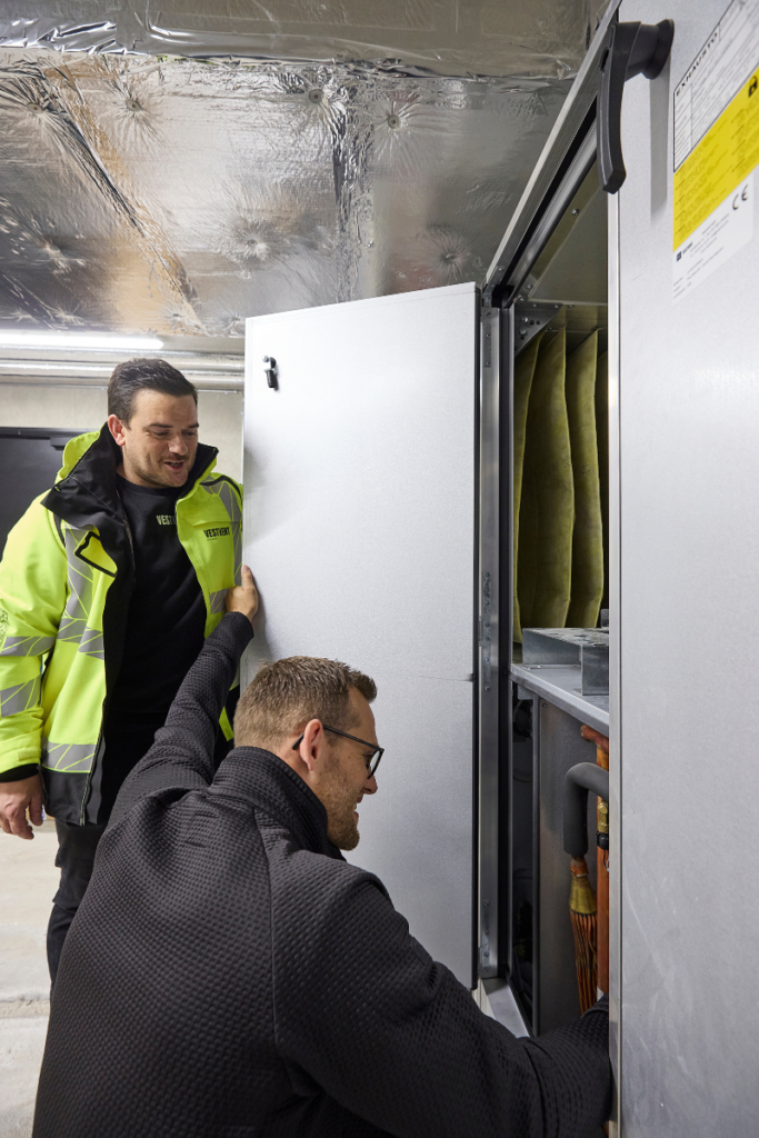 Lars & David fra Vestvent servicerer ventilationsanlæg hos Flexi-Riste A/S i Vildbjerg