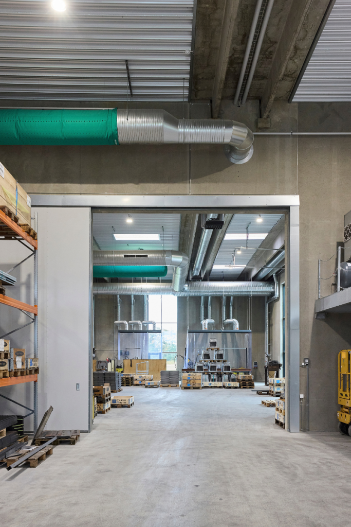 Industriventilation og udsugningskanaler i produktionshallen hos Flexi-Riste A/S i Vildbjerg