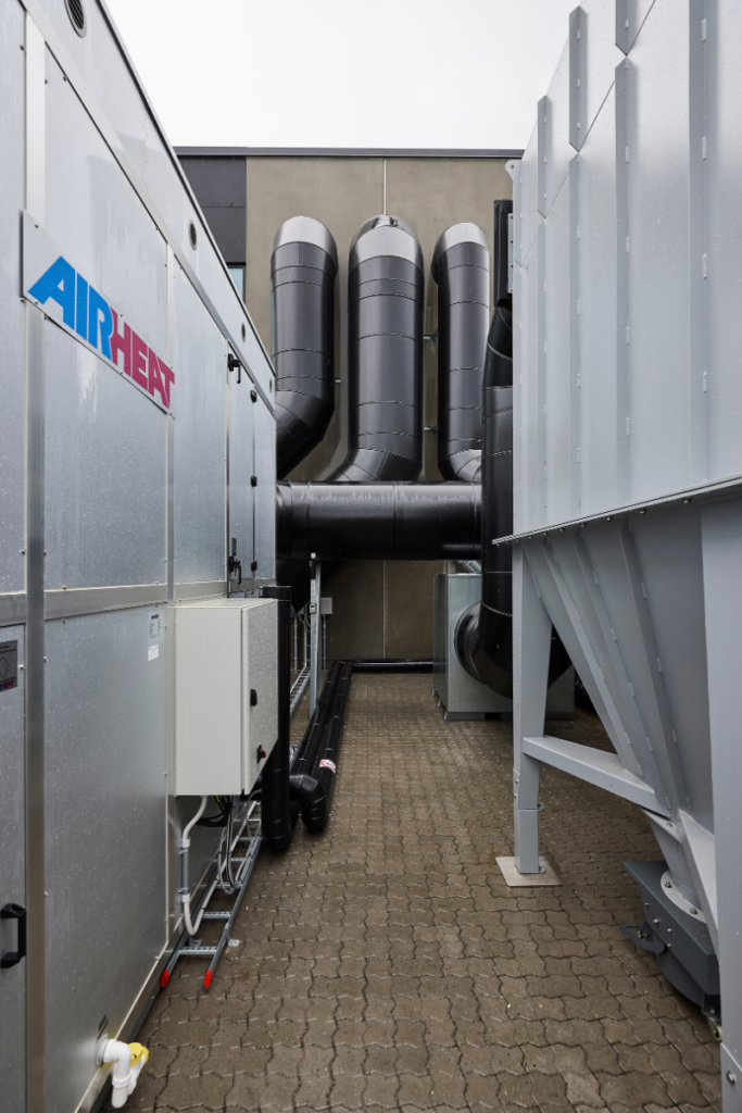 Ventilationsaggregat, filteranlæg og kanaler til industriel udsugning hos Flexi-Riste A/S