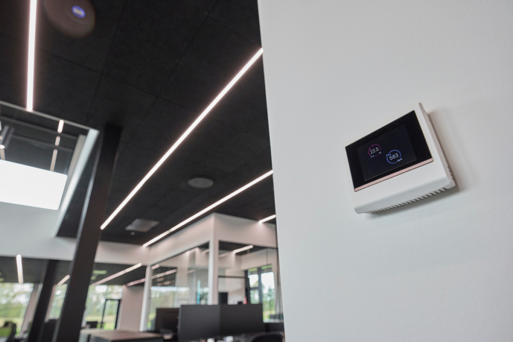 Digital indeklimamåler viser temperatur og CO2-niveau hos Flexi-Riste A/S