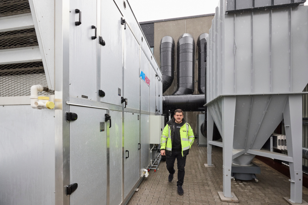 David fra Vestvent ved ventilations- og filteranlægget hos Flexi-Riste A/S