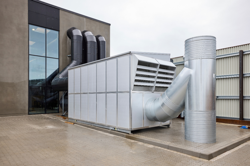 Industrielt ventilationsanlæg med kanaler hos Flexi-Riste A/S i Vildbjerg
