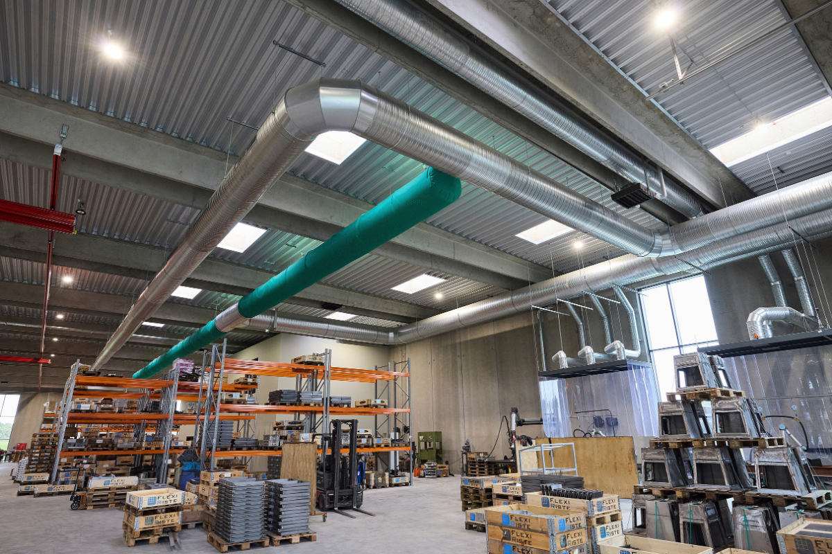 Industriventilation med kanaler og tekstilkanal i produktionshallen hos Flexi-Riste A/S