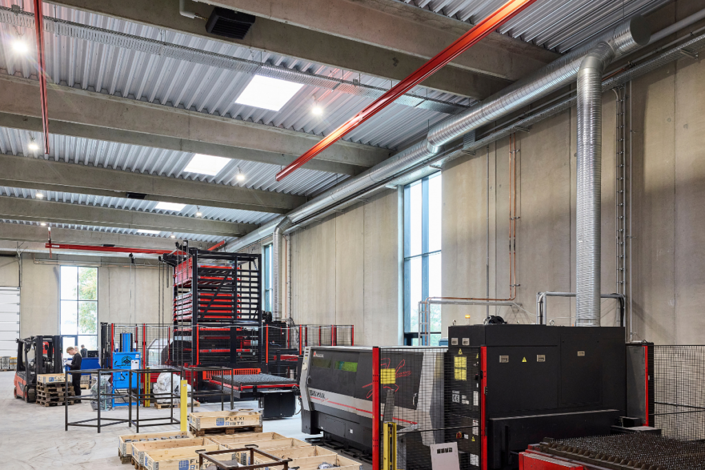 Ventilationskanaler over produktionsområde med laserskæremaskiner hos Flexi-Riste A/S