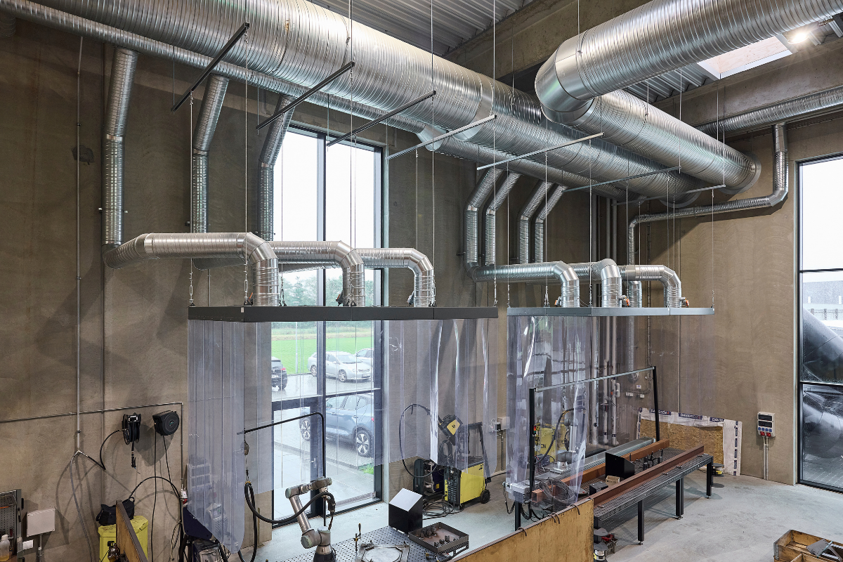 Svejsearbejdspladser med procesudsugning og ventilationskanaler hos Flexi-Riste A/S