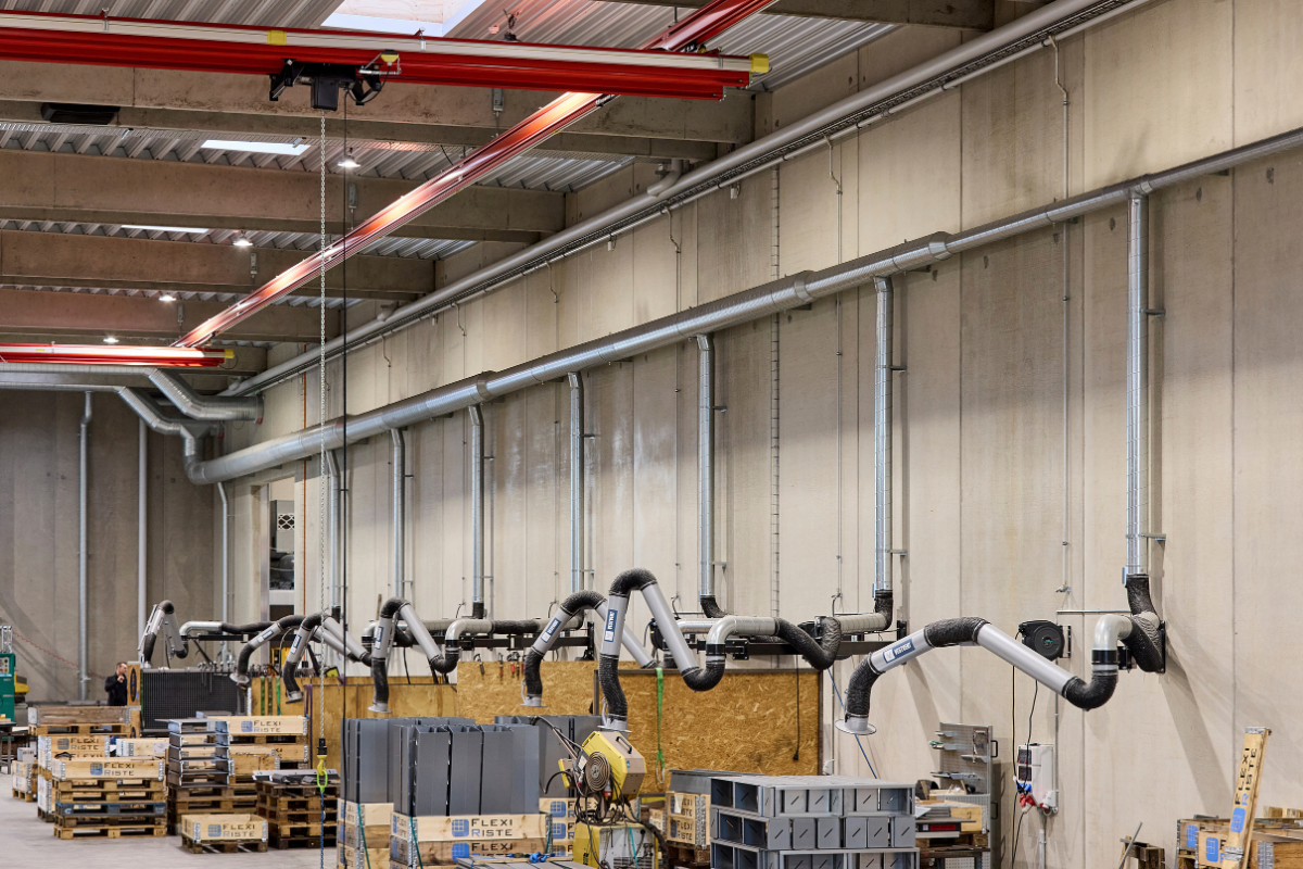Justerbare udsugningsarme til svejserøg i produktionshallen hos Flexi-Riste A/S i Vildbjerg