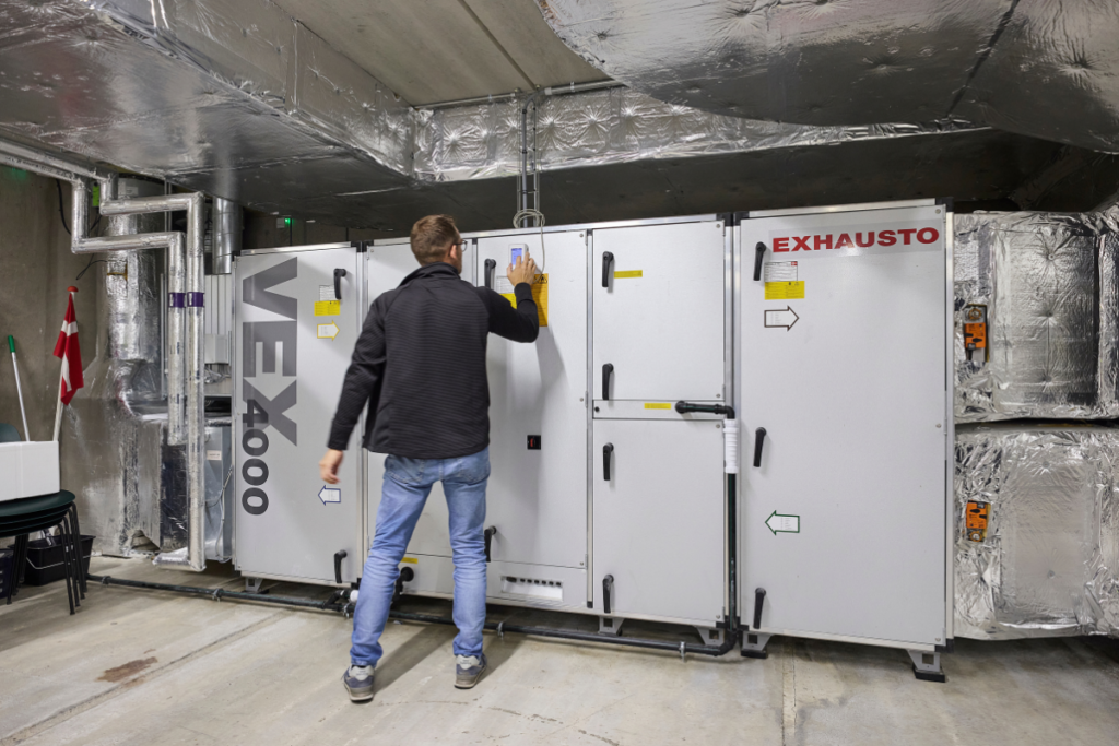 Vestvent regulerer på ventilationsanlægget i teknikrummet