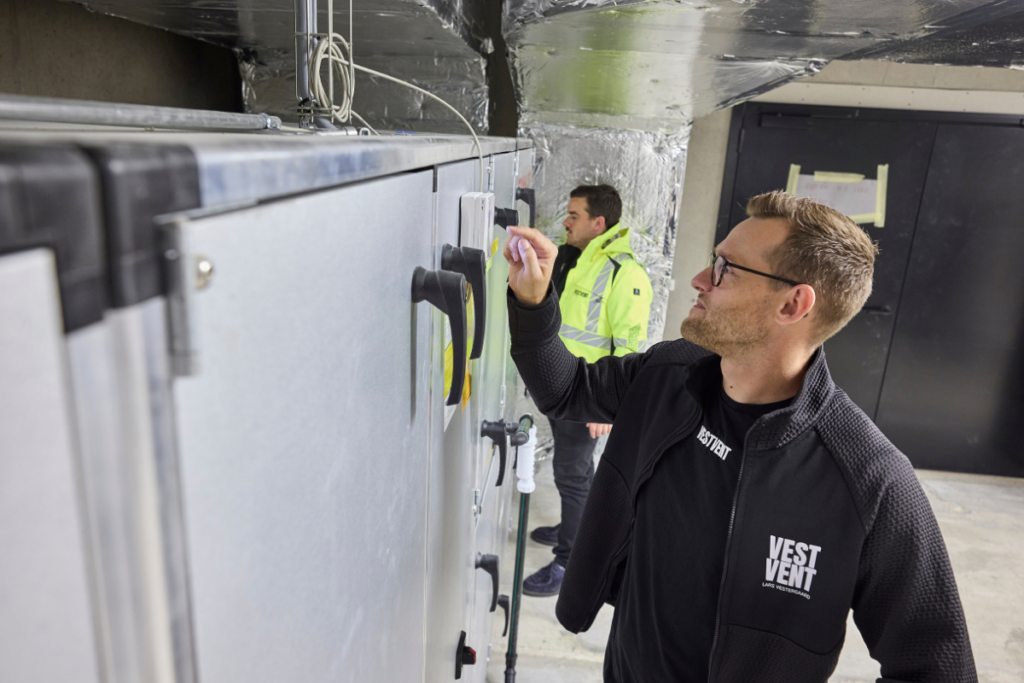 Vestvent regulerer på ventilationsanlæg i teknikrummet