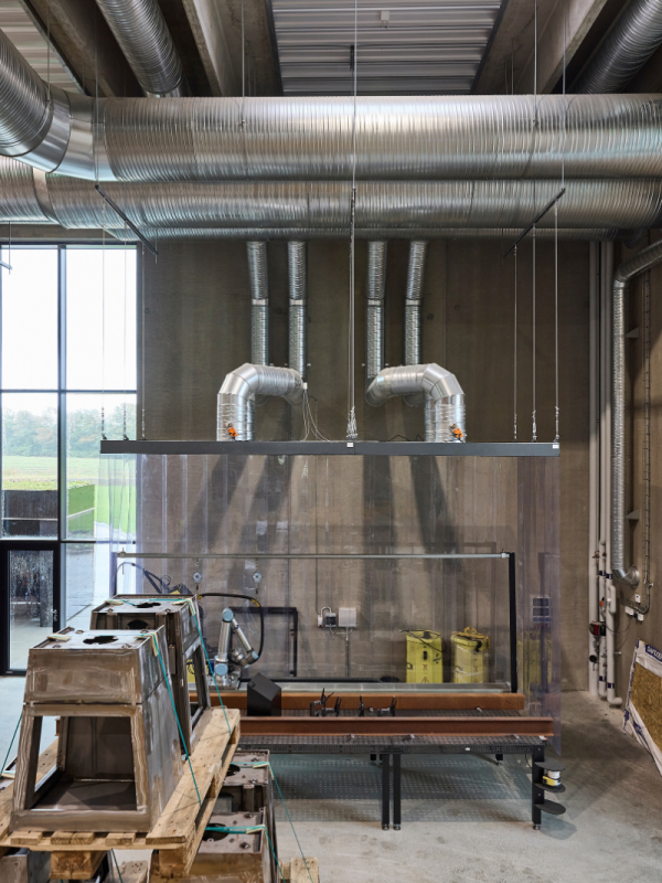 Svejseudsugning med ventilationskanaler i produktionen hos Flexi-Riste A/S