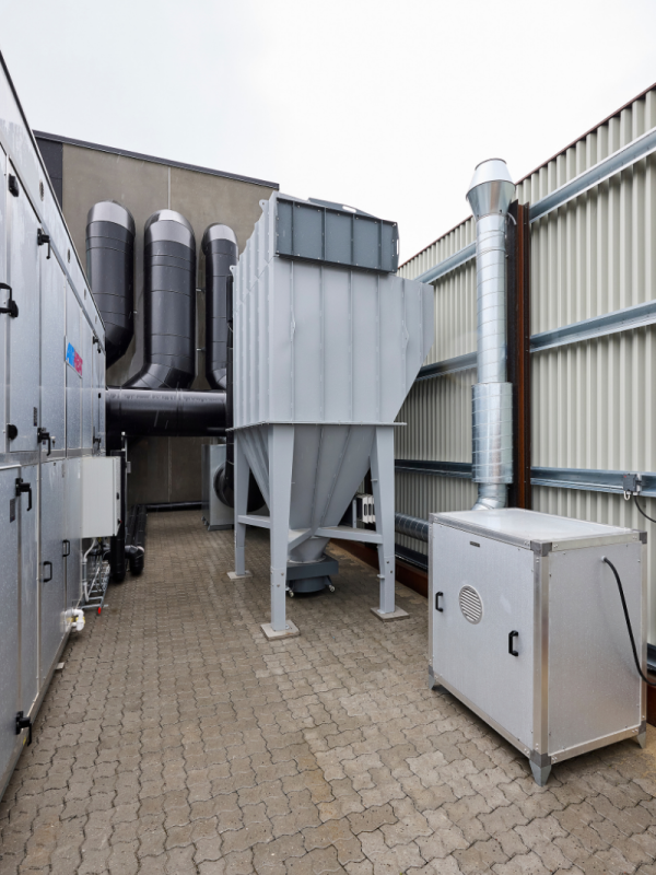 Udvendigt filter- og udsugningsanlæg til industriventilation hos Flexi-Riste A/S