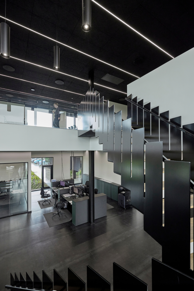Moderne kontor med integrerede ventilationsarmaturer hos Flexi-Riste A/S